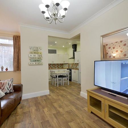 Ground Floor Apartment Up To 6 Guests With Games Chill Out Room Scarborough Zewnętrze zdjęcie